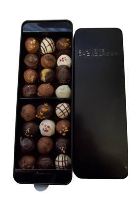 Sort ting æske m. 24 fyldte chokoladestykker.