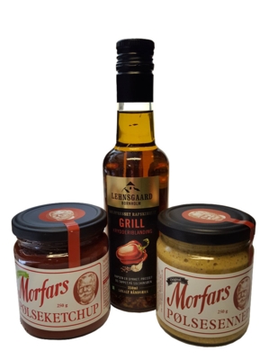 To små glasbeholdere. En m. ketchup og en sennep. I midten, lidt bagved, står en højere flaske fra Lehnsgaard m. grillkrydderier.