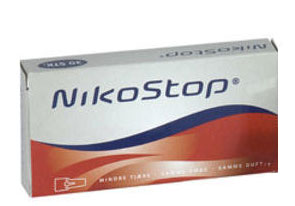 NikoStop emballage. Hvid og rød papæske m. blå stribe imellem.