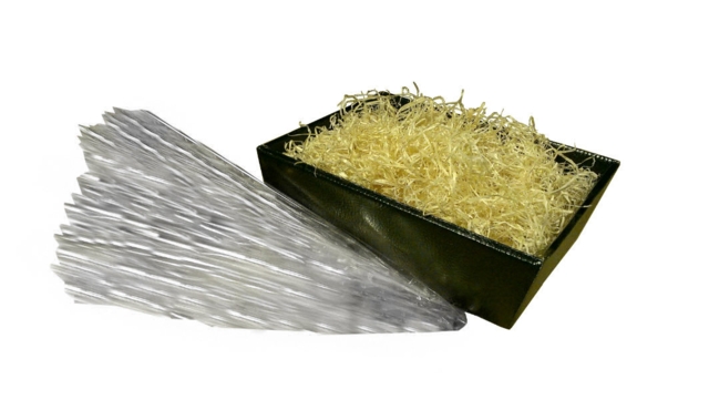 EN bakke med træuld og cellofan ved siden.