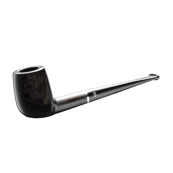 En næsten sort pibe af mørkt træ.
Pibehovedet er cylinder-formet med en blød afrunding i toppen. Vinklen mellem pibehoved og krop er næsten 90 grader, og mellem krop og mundstykke sidder en smal sølvring. Mundstykket er sort og spidser til for enden, som er omringet af en tynd forhøjning.