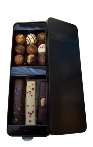 Sort æske af tin m. chokoladestykker og 3 stænger.