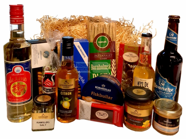 Bornholmske produkter og andre julerelateret ting samlet i opstående position, set forfra. I baggrunden er der træuld. For nærmere produktinfo, navigér til Produktinfo.